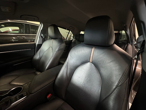 Toyota Camry 20 of 30