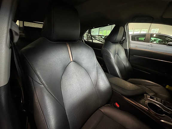Toyota Camry 15 of 30
