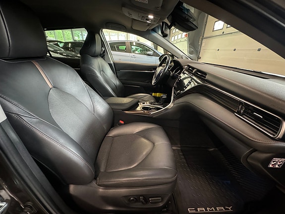Toyota Camry 14 of 30