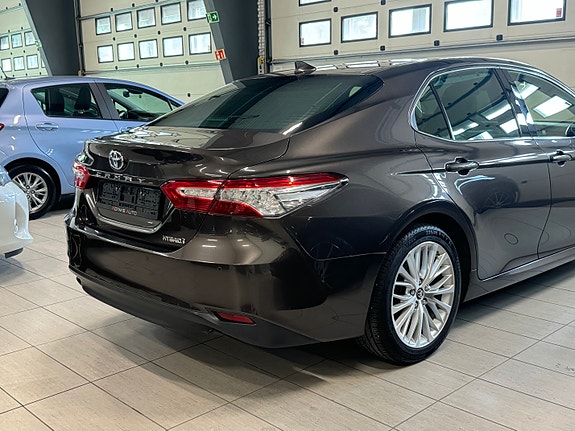 Toyota Camry 11 of 30