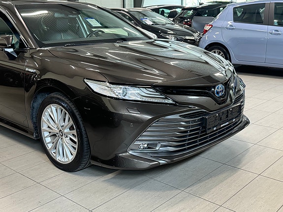 Toyota Camry 2 of 5