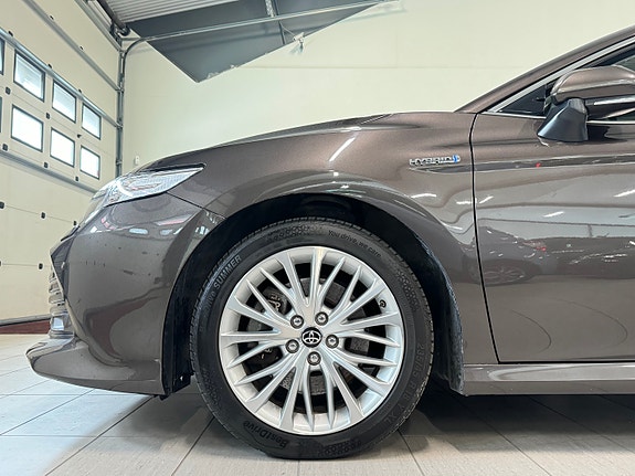 Toyota Camry 7 of 30