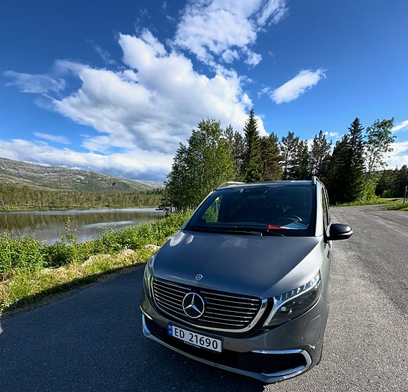 Mercedes-Benz EQV300 2 of 5