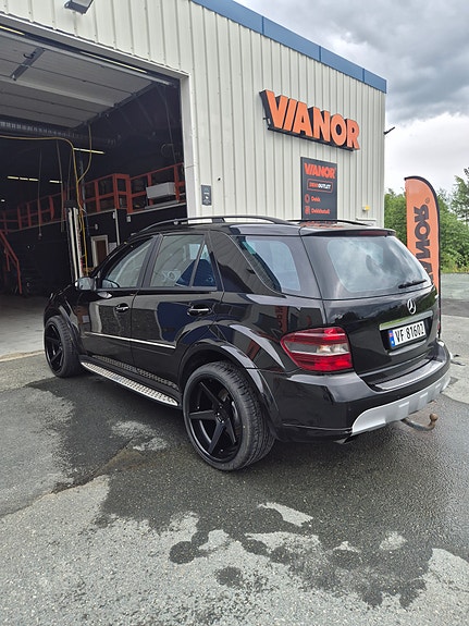 Mercedes-Benz ML320 4 of 5
