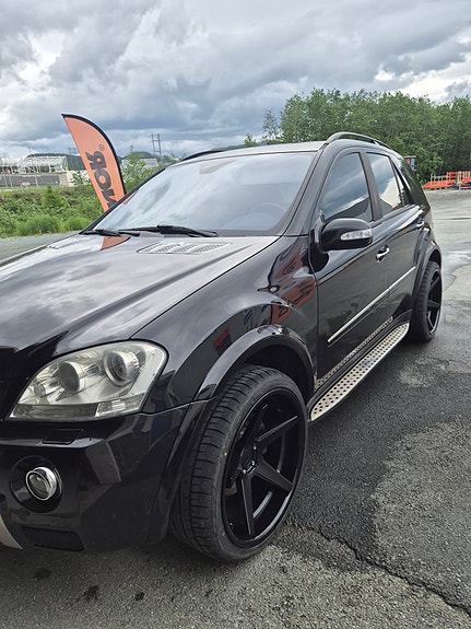 Mercedes-Benz ML320 2 of 5