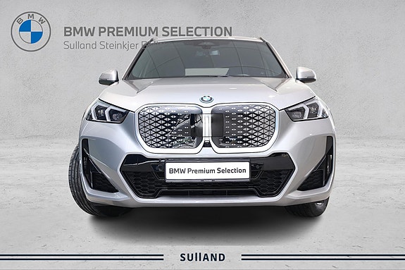 BMW iX1 3 of 5