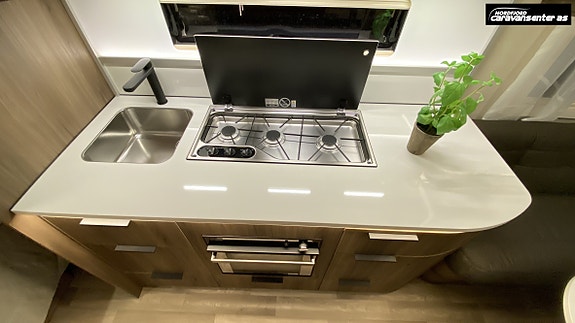 KABE ONYX 630 TDL KS, Premium helårsvogn!! Perfekt til fast plass, pga speilvendt bad. 25 of 30