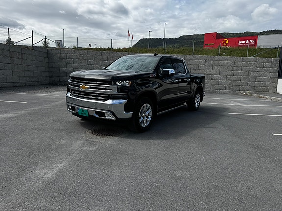 Chevrolet Silverado 3 of 5