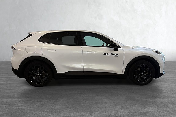 Robust SUV med skinninteriør og praktisk el-bakluke.