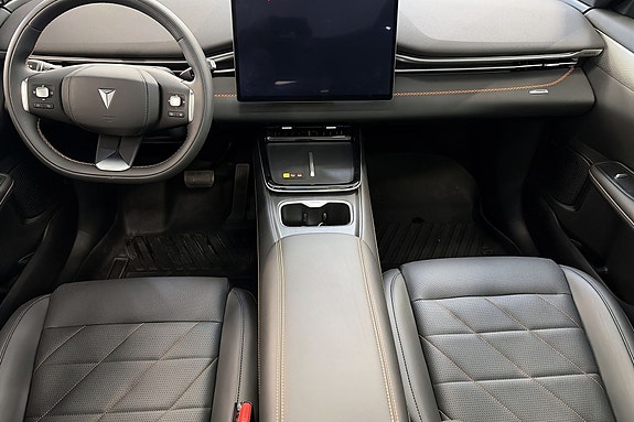Stor berøringsskjerm med CarPlay og Android Auto integrert.