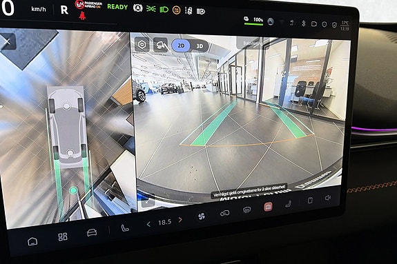 Avansert 360° kamera og parkeringsassistent for enklere manøvrering.