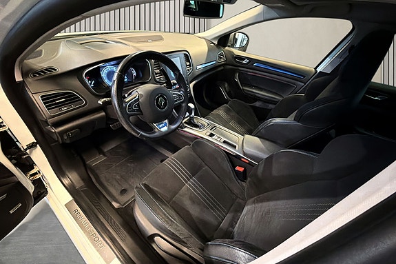 Moderne cockpit med digital instrumentering og berøringsskjerm.
