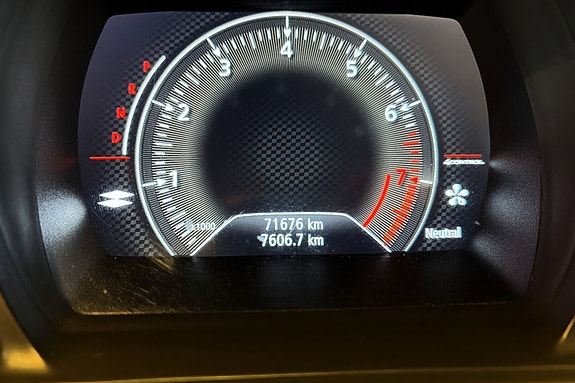 Digital hastighetsmåler med lav kjørelengde på kun 71.676 km.