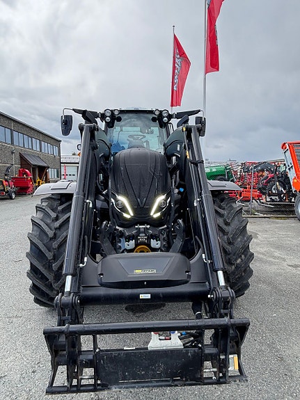 Valtra T235 Direct, RTK GPS, Twin-Trac og laster, fronthydraulikk, vinterpakke 2024, kr 2 449 000,-