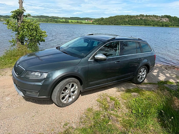 Skoda Octavia Scout 2 of 5