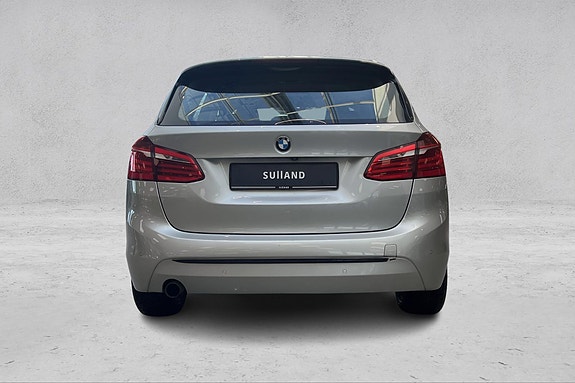 BMW 225xe 4 of 5