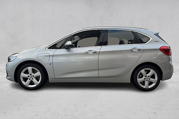 BMW 225xe 2 of 5