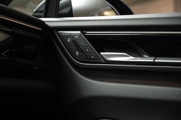 Porsche Macan 15 of 30