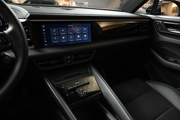 Porsche Macan 12 of 30