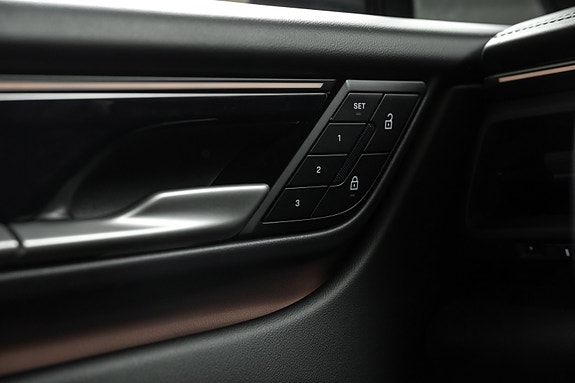 Porsche Macan 16 of 30