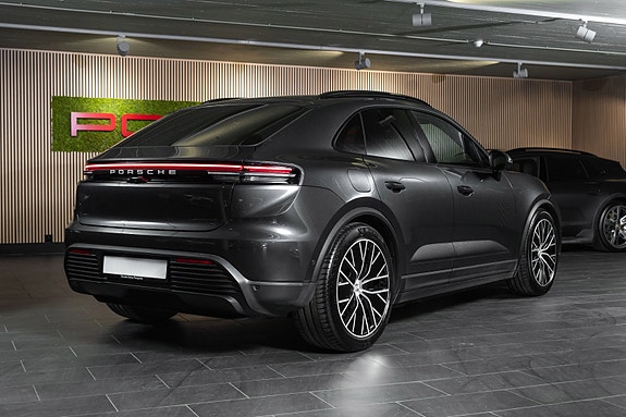 Porsche Macan 8 of 30