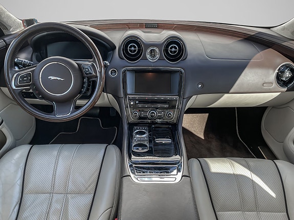 Jaguar XJ 9 of 22