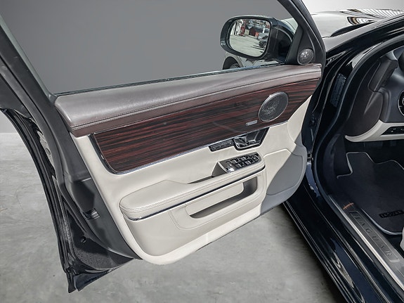 Jaguar XJ 7 of 22