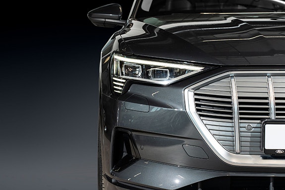 Audi e-tron 4 of 5