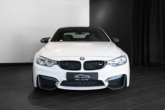 BMW M4 3 of 5