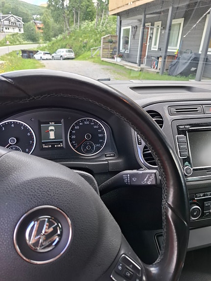 Volkswagen Tiguan 2 of 5