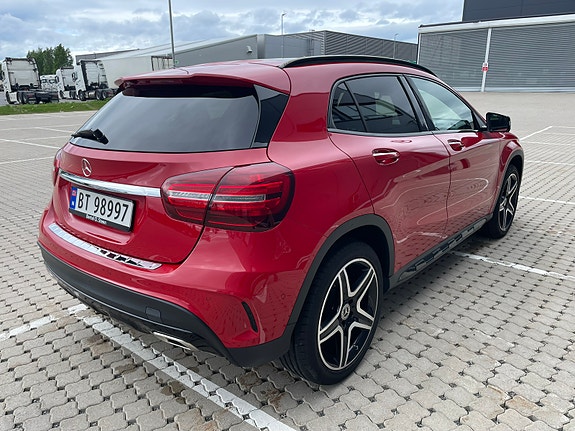 Mercedes-Benz GLA180 4 of 5