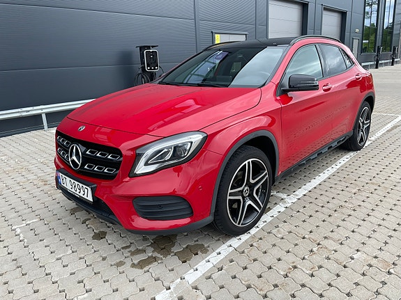 Mercedes-Benz GLA180 2 of 5