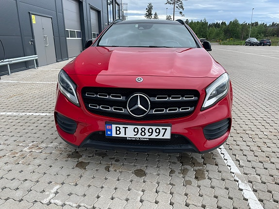 Mercedes-Benz GLA180 3 of 5