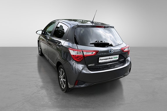 Toyota Yaris 11 of 30