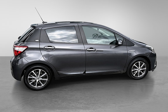 Toyota Yaris 7 of 30