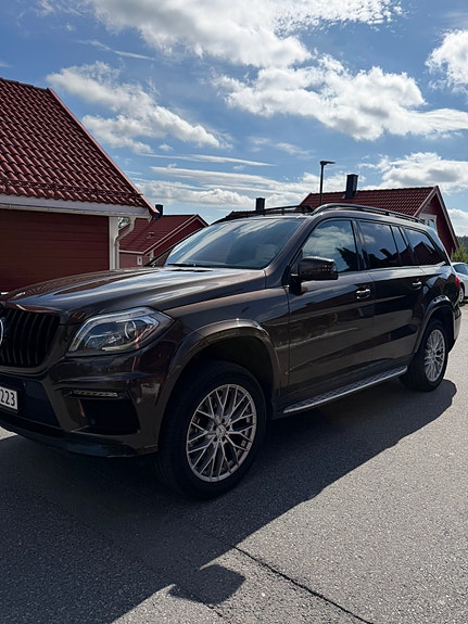 Mercedes-Benz GL350 3 of 5