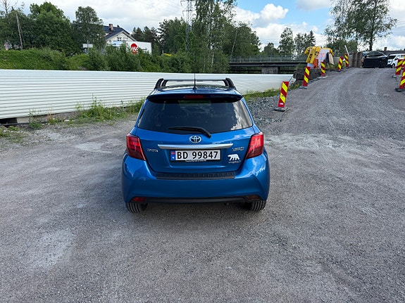 Toyota Yaris 8 of 30