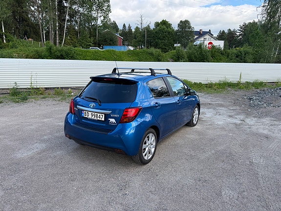 Toyota Yaris 7 of 30