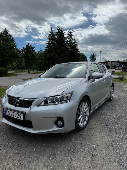 Lexus CT200h 4 of 5