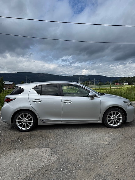 Lexus CT200h 5 of 5
