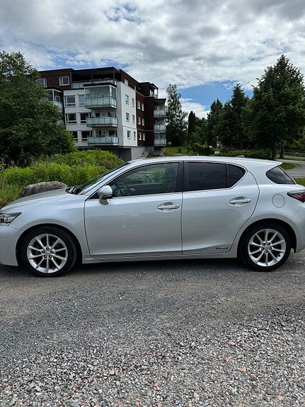 Lexus CT200h 2 of 5