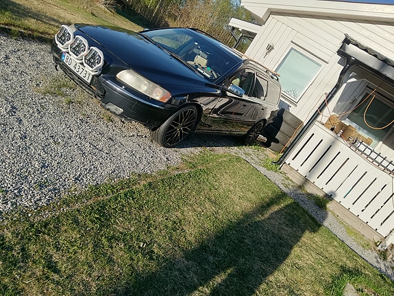 Volvo V70 2 of 5