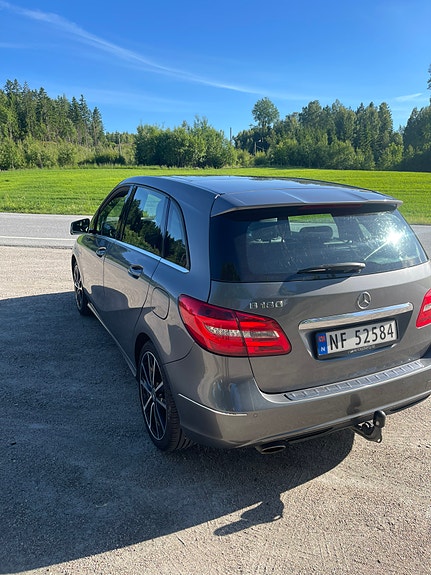 Mercedes-Benz B180 3 of 5