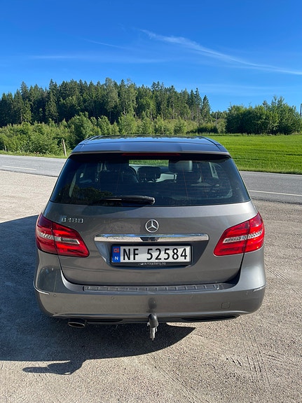 Mercedes-Benz B180 4 of 5