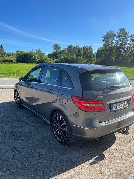 Mercedes-Benz B180 2 of 5