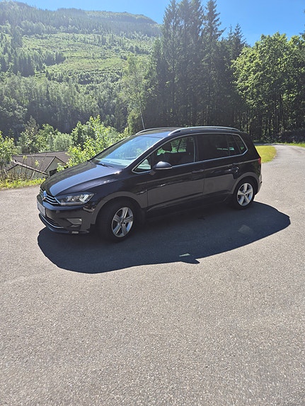Volkswagen Golf Sportsvan 2 of 5