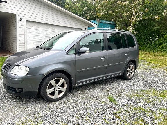 Volkswagen Touran 2 of 5