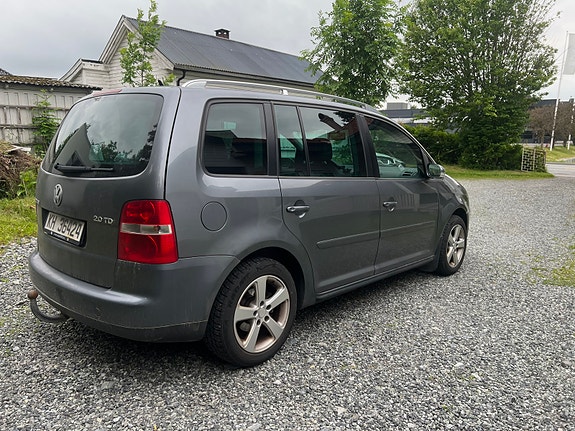 Volkswagen Touran 4 of 5