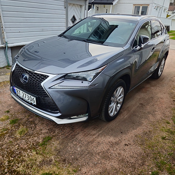 Lexus NX300h 3 of 5