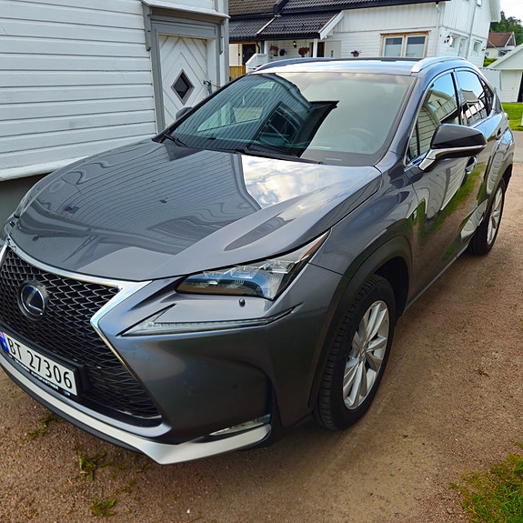 Lexus NX300h 4 of 5